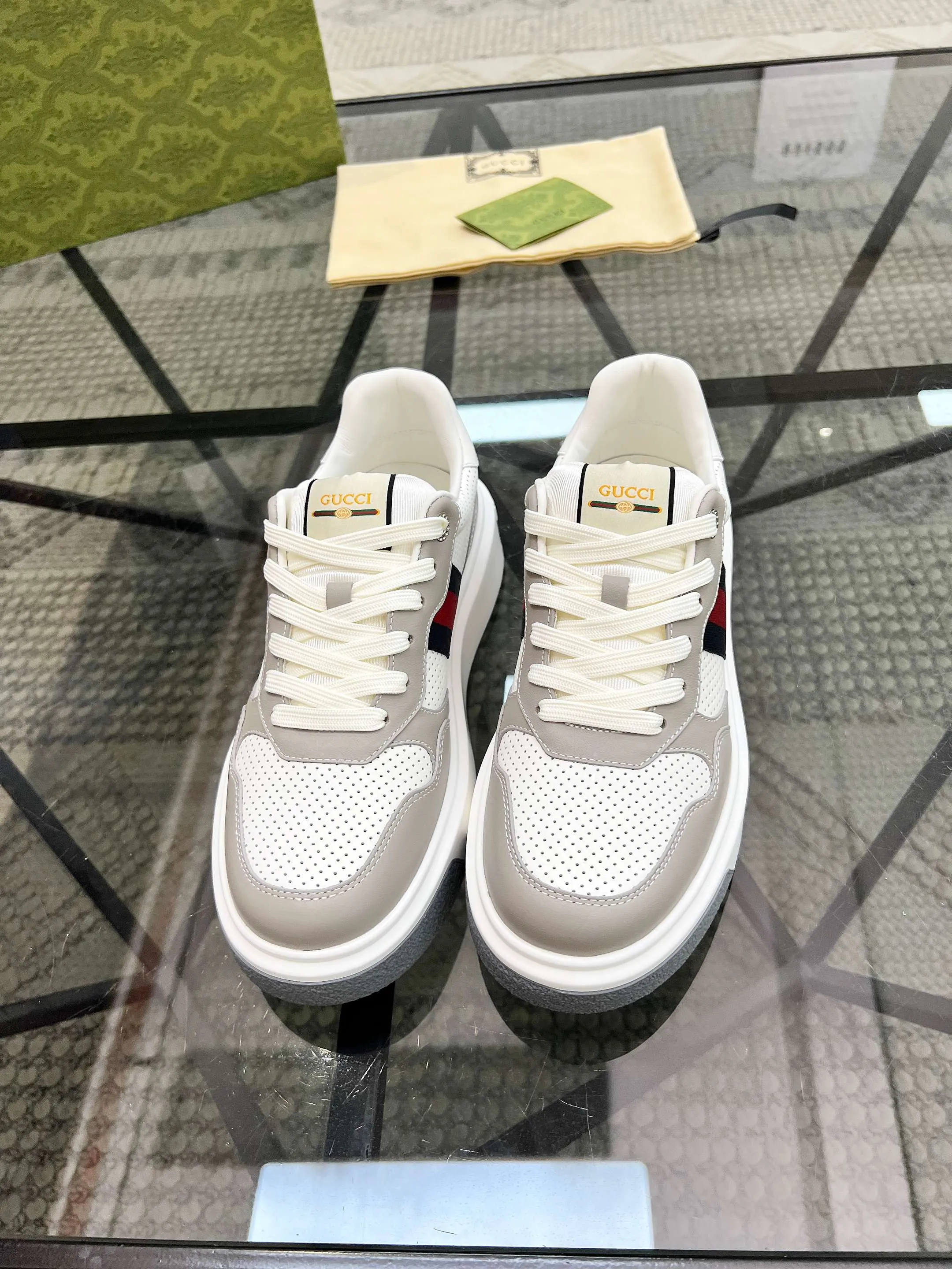 P460 new men's shoes GUCCI [Lightning] latest shoes are shipped. Original quality, fashionable, special materials, sheepskin lining, new packaging. The foot feels super comfortable and the workmanship is impeccable. Size: 38-45